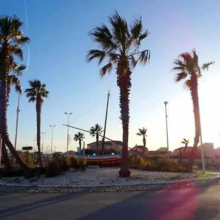 וילה T2 Avec Terrasse, Parking Et Climatisation A 800m De La - Fr-1-782-11 *